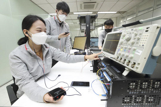 서울 서초구 KT 연구개발센터에서 연구원들이 양자암호 비화통신 기술을 시연하고 있다. KT 제공